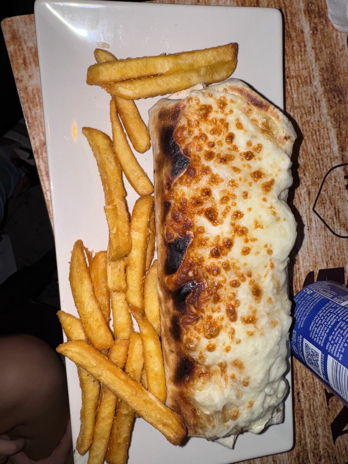 Rollitos de Queso crujientes servidos como aperitivo